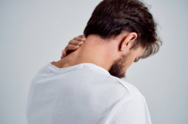 Boyundaki sakallı adam ağrısı, sağlık sorunları masaj terapisi, izole edilmiş arka plan.