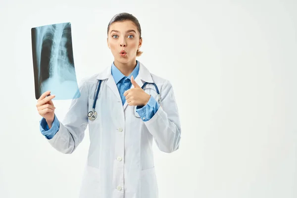 Жіночий лікар діагностика сканування пацієнта ізольований фон — стокове фото