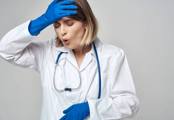 白いローブを着た女性医師の感情治療 — ストック写真