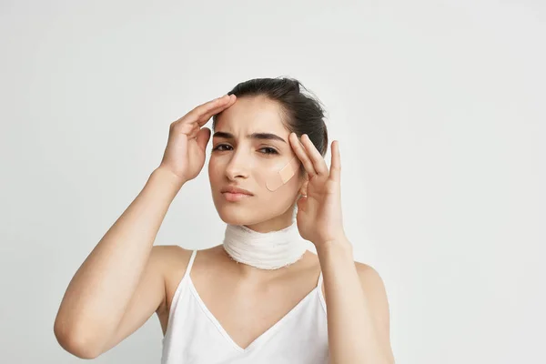 Vrouw houden zijn hoofd trauma gezondheidsproblemen geïsoleerde achtergrond — Stockfoto