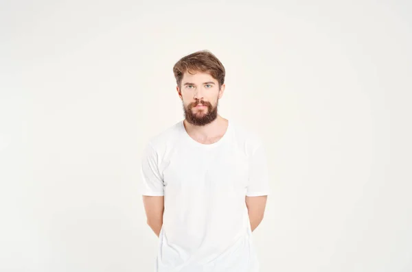 Όμορφος γενειοφόρος άντρας σε λευκό t-shirt στούντιο μόδας — Φωτογραφία Αρχείου
