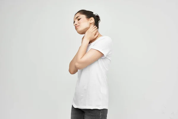 Nő nyakfájás egészségügyi problémák fény háttér — Stock Fotó