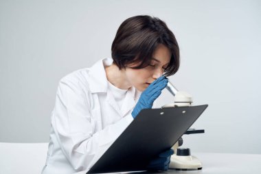 Kadın laboratuvar asistanı mikroskop biyoloji araştırma bilimi