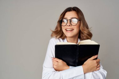 Beyaz gömlekli iş kadını resmi olarak çalışıyor.