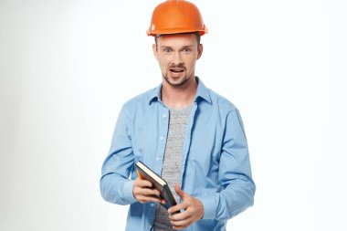 Yapı işlerinde çalışan erkek müteahhit izole edilmiş arka plan