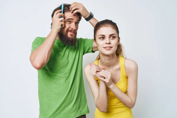 Man en vrouw zelfverzorging in de voorkant van de spiegel in de badkamer ochtend — Stockfoto