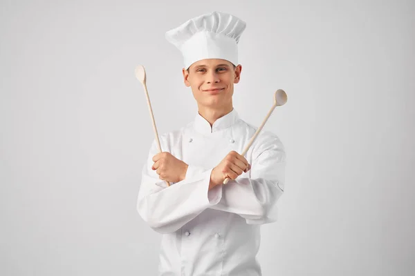 Uomo in cuoco uniforme utensili da cucina emozioni ristorante — Foto Stock
