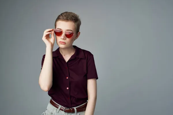 Krátkovlasá žena se slunečními brýlemi módní izolované pozadí — Stock fotografie