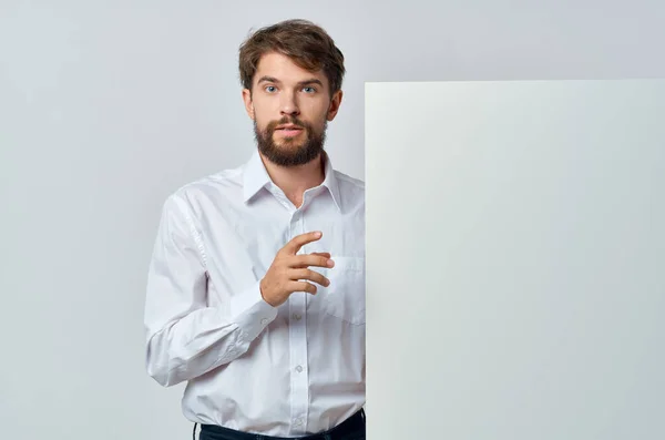 Веселий чоловік у білій футболці мокап плакат зі знижкою реклама ізольований фон — стокове фото