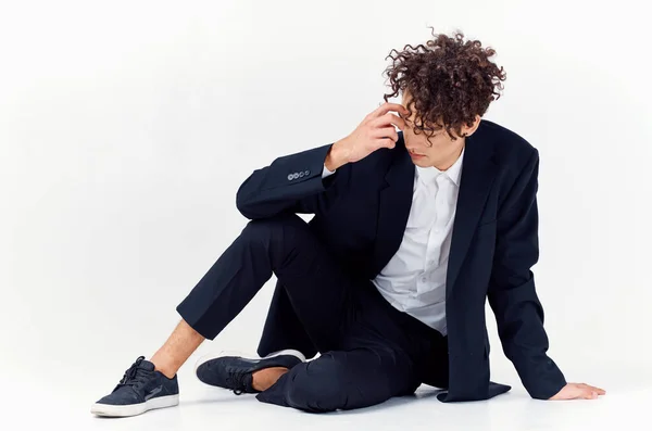 Cara em jaqueta preta sentado no chão moda estilo elegante — Fotografia de Stock