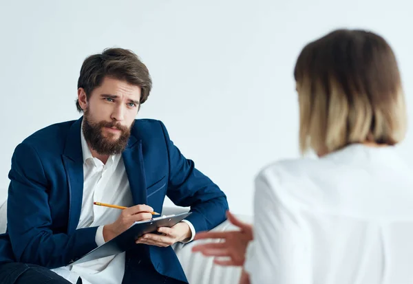 Psicólogo masculino comunicación con los problemas del paciente terapia profesional — Foto de Stock