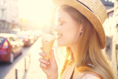 Dondurmalı tatil modeliyle caddedeki çekici kadın.