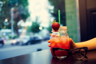 Kokteyl kafeteryasının dinlenme yeri.