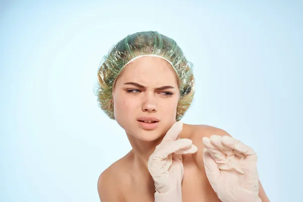 Mooie vrouw blote schouders acne behandeling Studio — Stockfoto