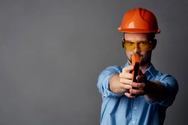 Uomo in costruzione uniforme lavoro professionale — Foto Stock