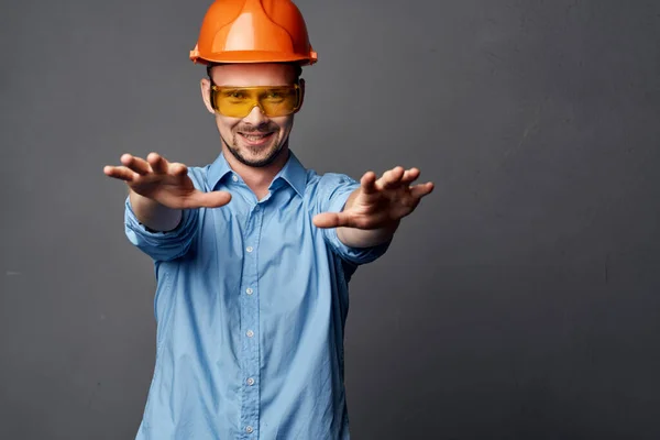 Homem construtor profissional trabalhando emoções uniformes — Fotografia de Stock