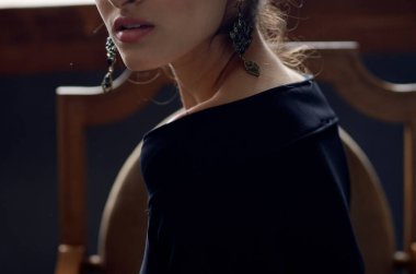 Güzel esmer, pencerenin yanında lüks dekorasyon modeli gibi duruyor.