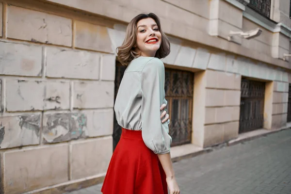 Bonita mujer en una falda roja ciudad paseo diversión ocio verano — Foto de Stock