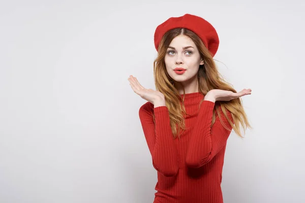 Hermosa mujer en un suéter rojo cosméticos emoción luz fondo —  Fotos de Stock