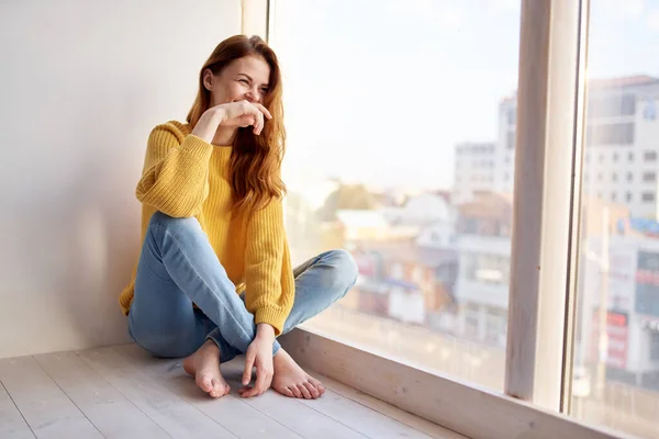 Mulher ruiva encontra-se no peitoril da janela Estilo de vida — Fotografia de Stock