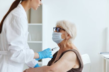 Hasta şırınga enjeksiyonu aşısı pasaport hastane tedavisi