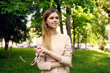 Güzel bir kadın dışarıda yürüyor. Moda yaz modeli.