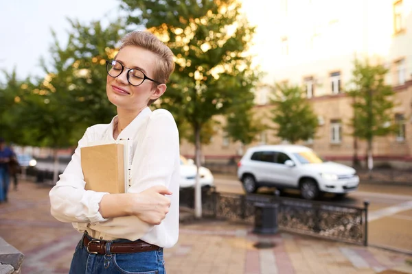 Student s knihou v ruce venku čtení komunikace — Stock fotografie