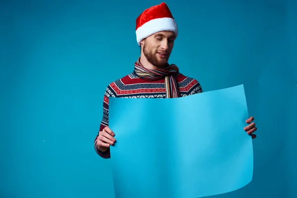 Hombre alegre en Año Nuevo ropa publicidad copia espacio fondo azul — Foto de Stock