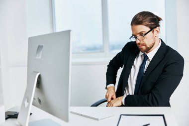 Ofis bilgisayarının yanındaki ofis çalışanı Yaşam Tarzı