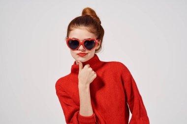 Modern moda kadın güneş gözlüğü çekici görünüyor.
