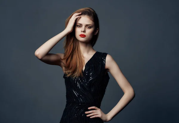 Vrouw in zwart jurk rode lippen poseren luxe passie aantrekkelijk look — Stockfoto