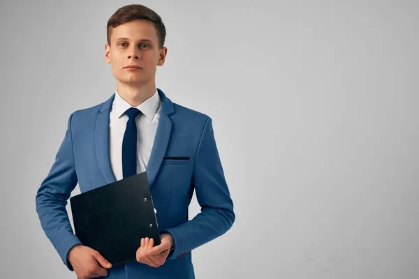 書類を手にスーツを着た男専門のオフィスライトの背景 — ストック写真