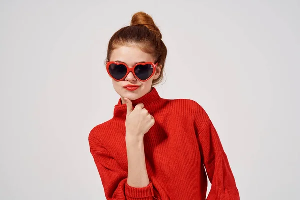 Модна жінка сучасний стиль сонцезахисні окуляри привабливий вигляд — стокове фото