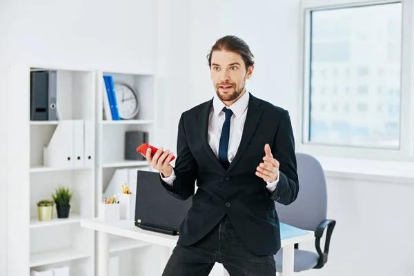 Homem em um terno documentos oficiais escritório executivo — Fotografia de Stock