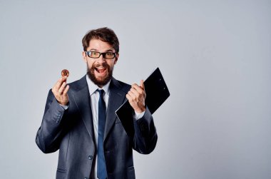 Takım elbiseli sakallı adam yatırım ekonomisi sanal para stüdyosu yetkilisi