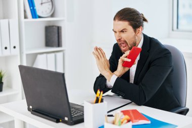 Ofis çalışanı dizüstü bilgisayarın önünde duygularını çalışır yaşam tarzı