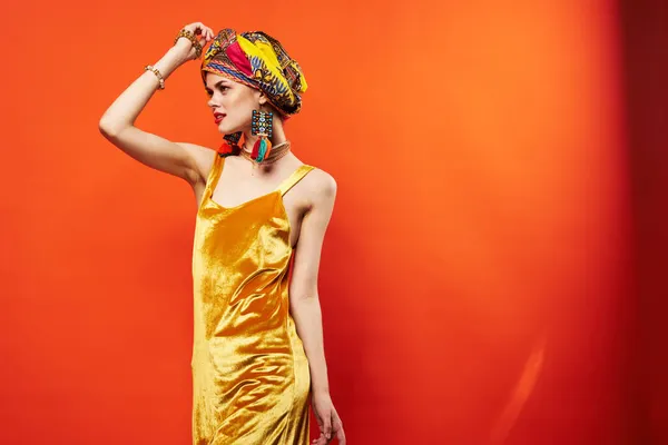 Όμορφη γυναίκα σε πολύχρωμο τουρμπάνι ελκυστική εμφάνιση Κοσμήματα Studio Μοντέλο — Φωτογραφία Αρχείου