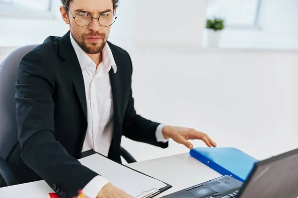 Homme d'affaires travailler dans le bureau en face d'un cadre ordinateur portable — Photo