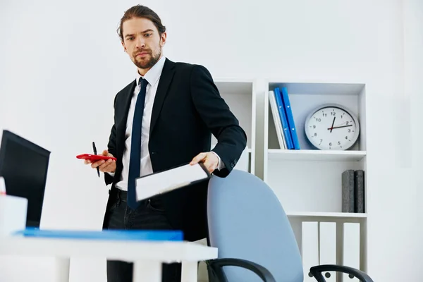 Muž v obleku v kanceláři s dokumenty výkonný — Stock fotografie