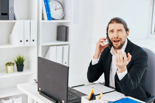 Kontorsarbets arbetsdokument med telefon i handen teknik — Stockfoto