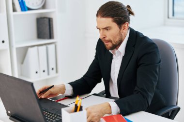 Müdür dizüstü bilgisayarın önünde duygularını çalıştırır.