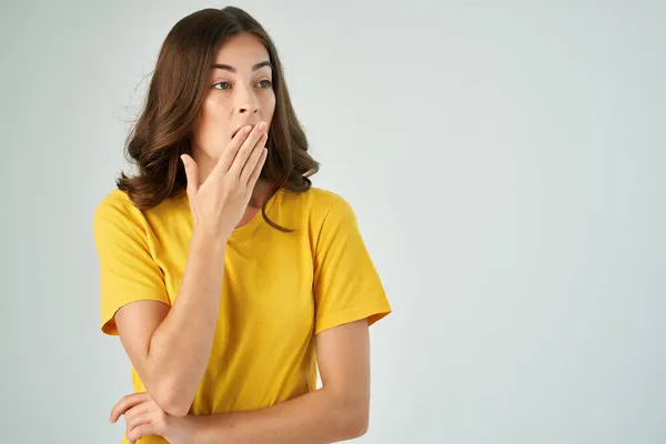 Женщина в желтой футболке создает эмоции обрезанный вид — стоковое фото