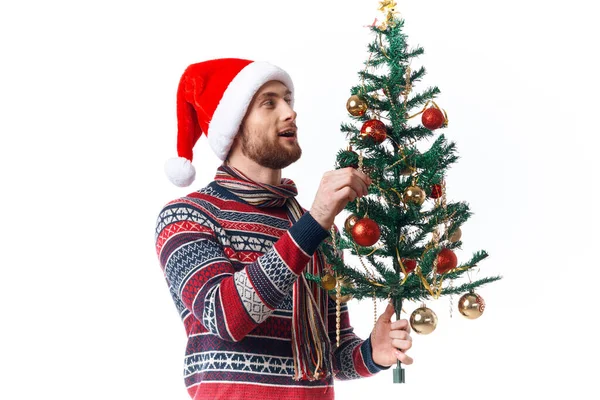 산타 모자 크리스마스 장식을 하고 있는 쾌활 한 남자 신년 맞이 스튜디오 포즈를 취하는 모습 — 스톡 사진
