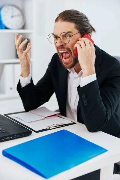 Mężczyzna w garniturze telefon laptop praca emocje wykonawczy — Zdjęcie stockowe