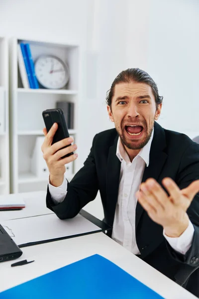 Empresários trabalham emoções na frente da tecnologia de comunicação laptop — Fotografia de Stock