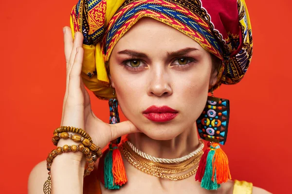 Bella donna etnicità multicolore velo trucco glamour sfondo rosso — Foto Stock