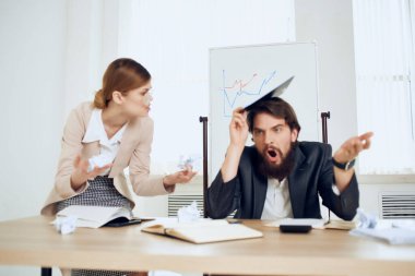 İş yerindeki iş adamları ve kadınlar ofis içi iletişim duyguları