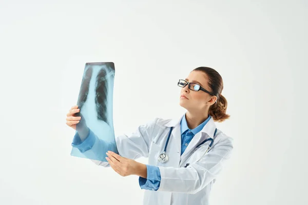 Жінка Лікар Рентгенівським Випромінюванням Ізольованому Фоні Високоякісна Фотографія — стокове фото