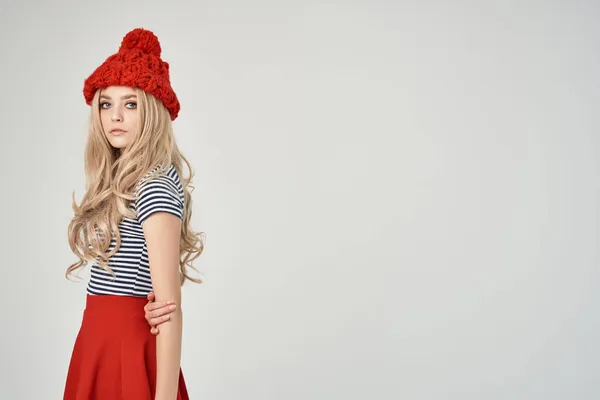 Vacker Kvinna Fashionabla Kläder Red Hat Ljus Bakgrund Högkvalitativt Foto — Stockfoto