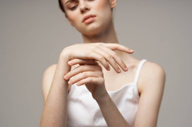 Kol sağlığı sorunlarına tutunan kadın ortak stüdyo tedavisi